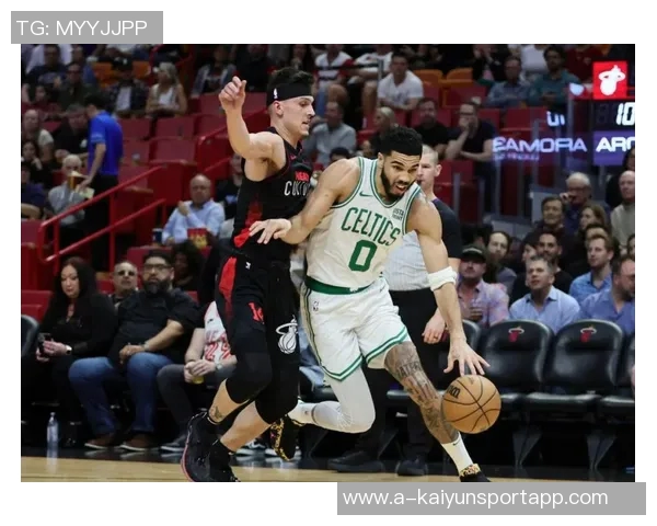 里斯三分球表现惊艳砍下12分助力球队逆转卫冕冠军更衣室庆祝热烈 里斯三分球表现惊艳砍下12分助力球队逆转卫冕冠军更衣室庆祝热烈