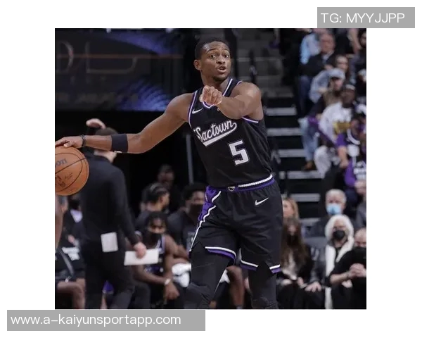 福克斯半场表现抢眼4投2中斩获13分2篮板2助攻罚球全中助力球队